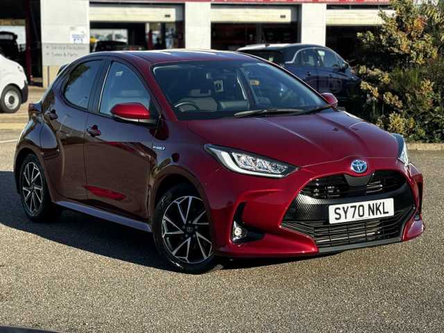 Toyota Yaris 1.5 Design Hev Cvt Hatchback Hybrid Red